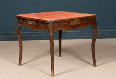 Table à jeux à pieds cambrés, ouvrant à quatre tiroirs en ce…