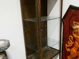 une vitrine ornée d'un lion, à côté d'un lavabo