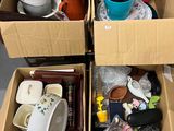 plusieurs boîtes d'articles assortis sont empilées les unes sur les autres