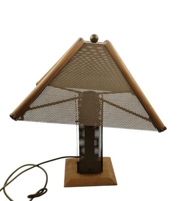une image représentant une lampe posée sur un socle en bois