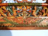 un banc en bois orné de sculptures, dans une pièce