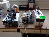 une table sur laquelle sont posés de nombreux appareils électroniques