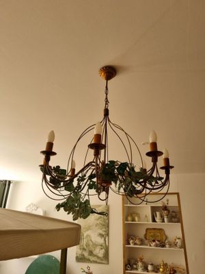 un lustre suspendu au plafond d'une salle à manger