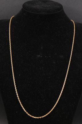 un collier à chaîne en or sur un mannequin mannequin mannequin mannequin mannequin mannequin mannequin mannequin mannequin mannequin