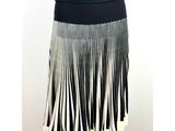 une jupe noire et blanche à plis sur un mannequin, mannequin, mannequin, mannequin, mannequin, mannequin, mannequin, mann