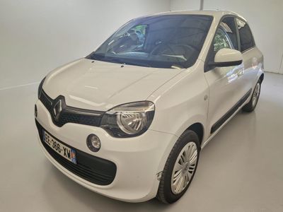 la photo d'une voiture blanche garée dans un garage