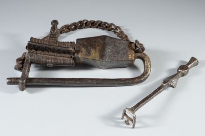 un petit objet métallique muni d'une chaîne