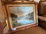 une photo d'un tableau posé sur une chaise dans un salon