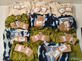 un tas de vêtements posés sur une table