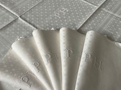 quatre serviettes pliées sur une table