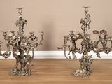 paire de chandeliers anciens en métal argenté, ornés d'oiseaux et de fleurs