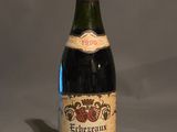 une bouteille de vin posée sur une table