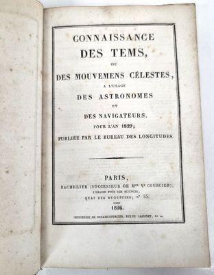 un livre ouvert avec un titre en noir et blanc