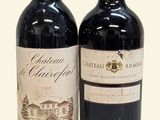 deux bouteilles de vin posées l'une à côté de l'autre sur une surface blanche