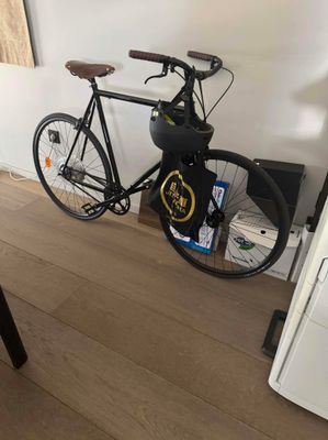 un vélo garé à côté d'un lave-linge et d'un sèche-linge