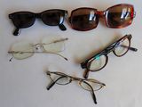 trois paires de lunettes et une paire de lunettes posées sur une table