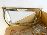 une boîte contenant un miroir et de nombreux verres à vin vides