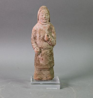 statue d'une femme tenant un bébé dans ses bras