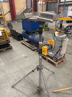 une machine posée sur un support dans un entrepôt