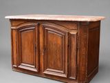 une vieille armoire en bois avec un plateau en marbre
