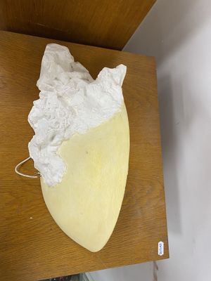 une feuille de papier posée sur une table en bois