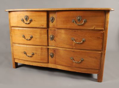 une image représentant une commode en bois dotée de nombreux tiroirs et poignées