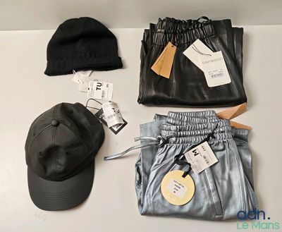 un chapeau, un pantalon et d'autres objets posés sur une table