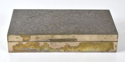 une boîte en argent ornée d'un motif en feuille d'or