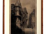 une vieille photo d'un bâtiment avec une tour horloge au milieu