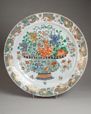une image représentant une assiette sur laquelle est posé un panier de fleurs