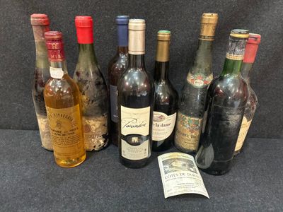 plusieurs bouteilles de vin sont alignées sur une table