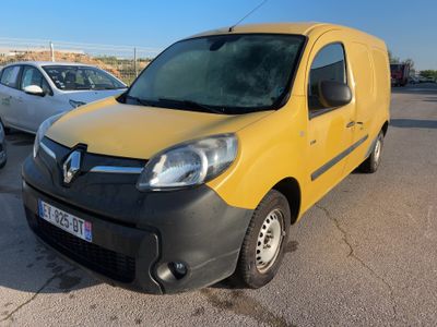 une camionnette jaune garée sur un parking, avec d'autres voitures en arrière-plan