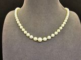 un collier de perles blanches sur un mannequin mannequin mannequin mannequin mannequin mannequin mannequin mannequin mannequin mannequin