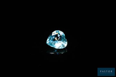un diamant bleu sur fond noir