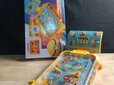 un jeu qui est posé sur une table à côté d'une boîte