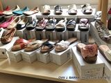 de nombreuses paires de chaussures posées sur une table dans une pièce