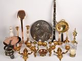 un grand nombre d'objets différents posés sur une table