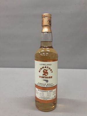 une bouteille de whisky posée sur une table blanche