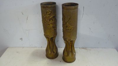deux vases posés sur une table
