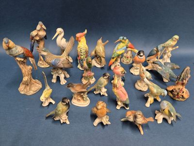 Ensemble de 25 sujets en porcelaine émaillée polychrome à dé…