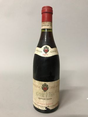 une vieille bouteille de vin posée sur une table