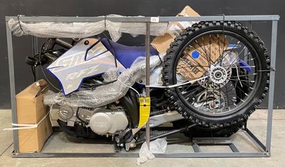 une moto posée sur un chariot dans le garage