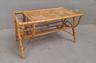 Table basse porte-journaux en bambou.