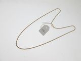 une photo d'un collier auquel est accrochée une étiquette