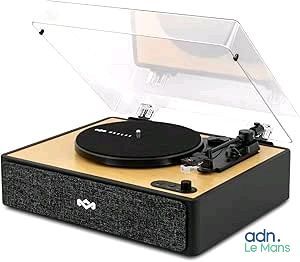 une photo d'un tourne-disque posé sur une table en bois