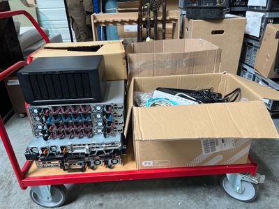 un chariot contenant tout un tas de matériel électronique