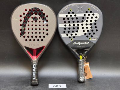 deux raquettes de tennis posées l'une à côté de l'autre sur une table