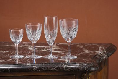 quatre verres à vin posés sur une table en marbre