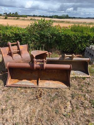 un bulldozer garé au milieu d'un champ