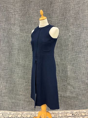 VINTAGE – JACQUES D’ARS Paris – Sur robe en lainage bleu marine. ...